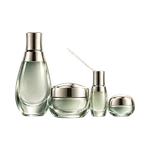 AI-generated illustration of La Mer The Genaissance Collection; actual packaging may differ.